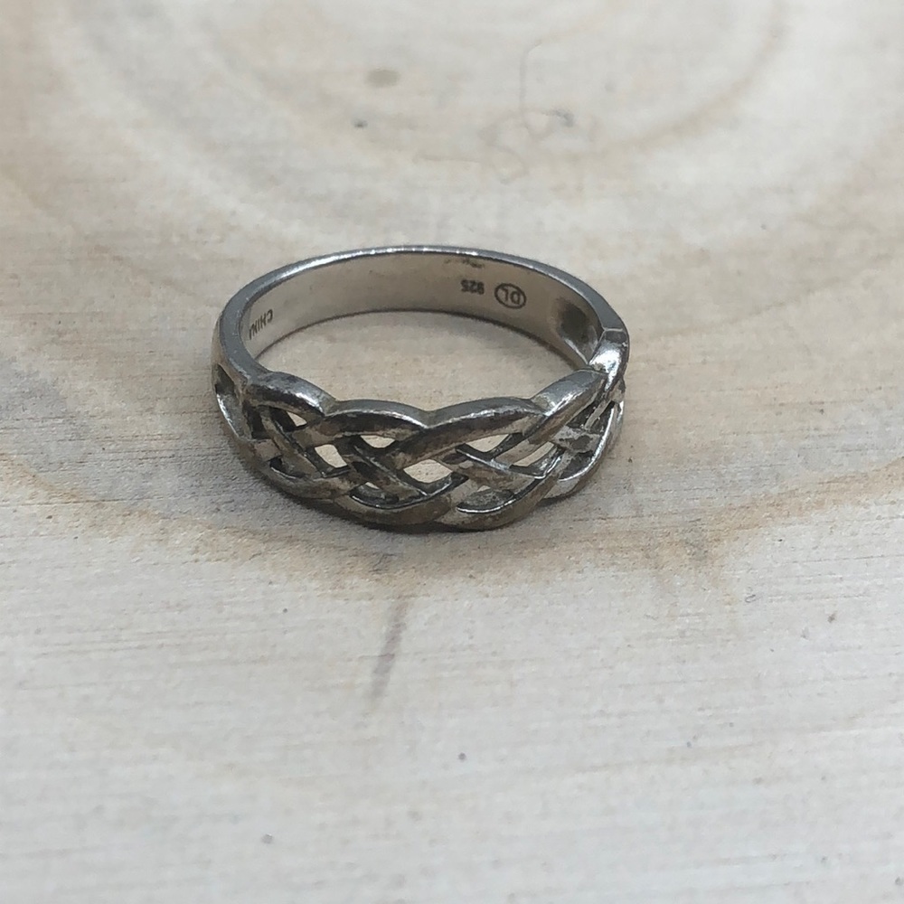 Solid sterling silver 925 celtic knot band ring.